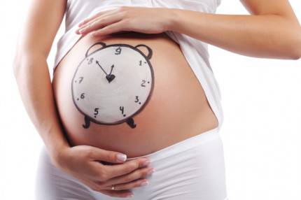 Orologio disegnato su pancia di donna incinta