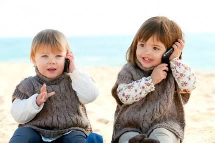 Bambine che giocano a parlare al telefonino