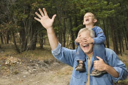 nonno e nipote ridono insieme