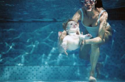 Bambino e madre in piscina 
