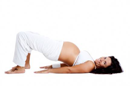 Donna incinta che fa esercizi specifici per il perineo