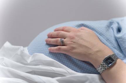Mano di donna incinta in atttesa di partorire