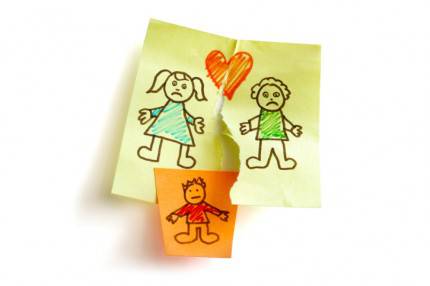 Disegno raffigurante una separazione di coppia e un bambino nel centro