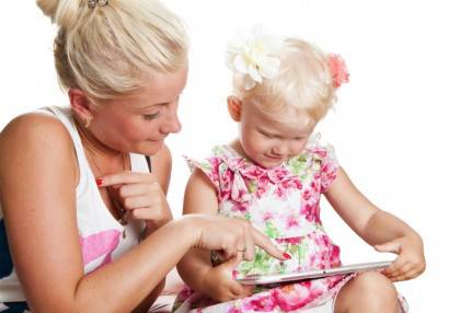 Mamma e figlia guardano un tablet insieme.