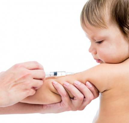 Bambino sottoposto ad un'iniezione di vaccino