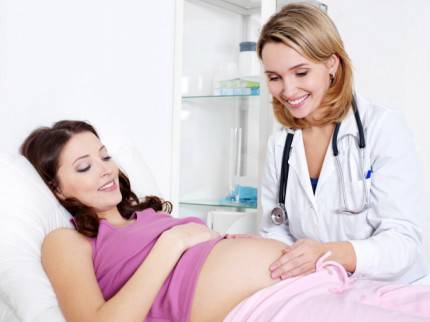 Donna incinta con medico accanto