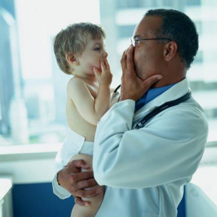 Pediatra gioca con un suo piccolo paziente