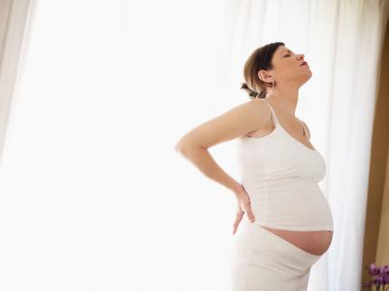 Donna incinta con mal di schiena