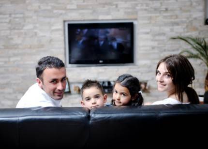 famiglia che guarda la tv