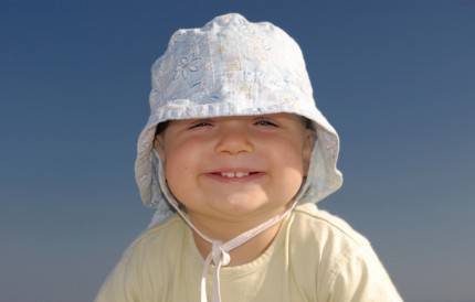bambino con cappello in testa