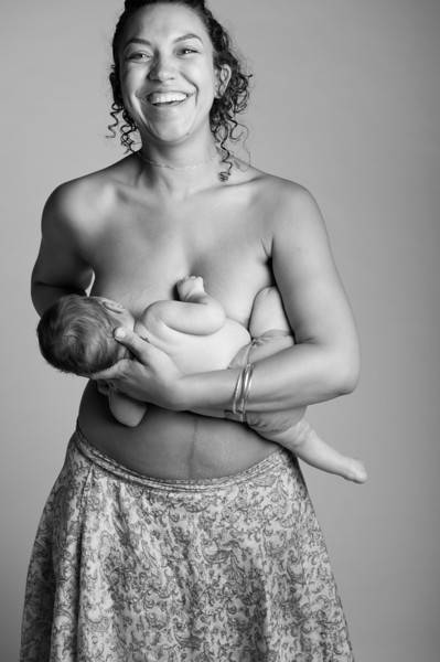 donna con bimbo al seno