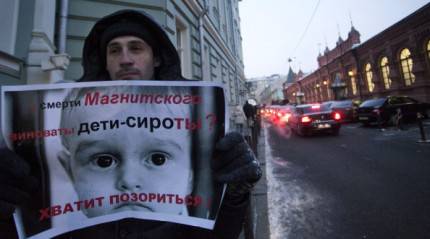Manifestante russo contro la legge anti-adozioni statunitensi