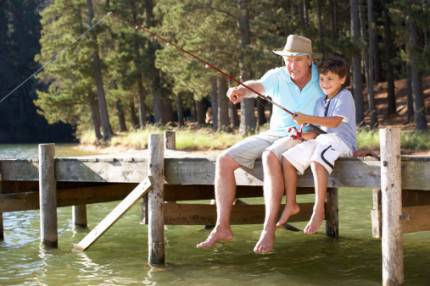nonno e nipote che pescano