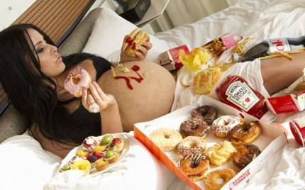 Donna incinta che consuma vari tipi di cibo spazzatura
