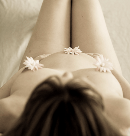 Donna incinta nuda con fiori