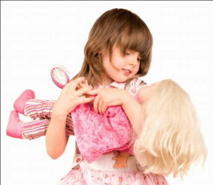 bambina stringe al petto una bambola rosa