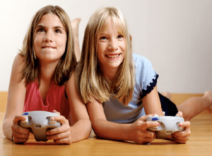 bambini giocano con i videogame