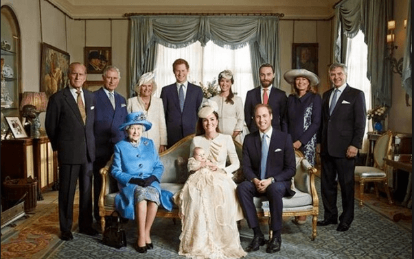 Famiglia reale inglese in posa con il piccolo Alexander