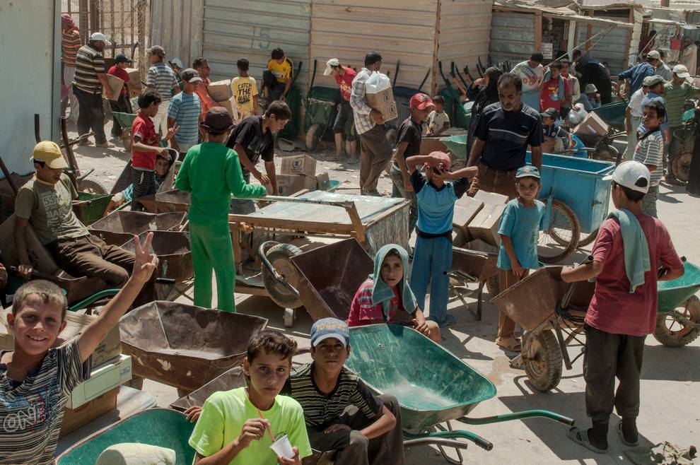 bambini al lavoro in campo profughi