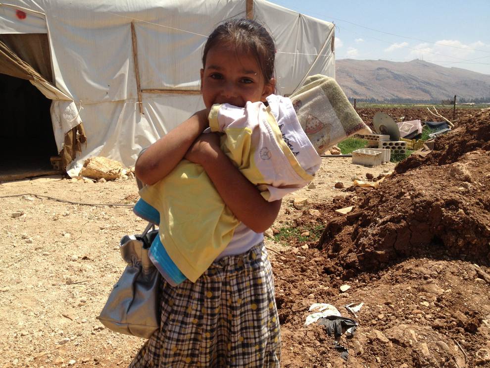 bambina con bambola improvvisata in campo profughi