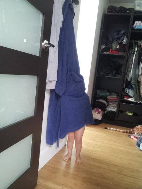 bambino nascosto dietro asciugamano