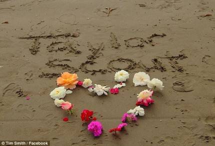 cuore di fiori sulla spiaggia dedicato a Taylor smith