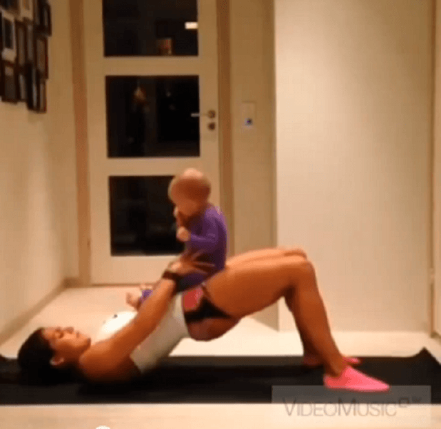 mamma usa figlio per allenarsi