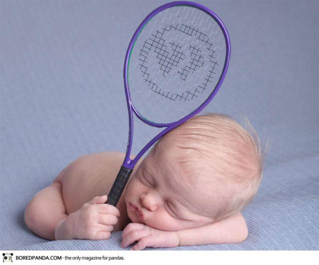 neonato dorme con una racchetta da tennis