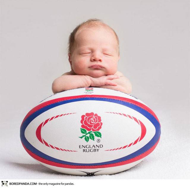 neonato sopra pallone da rugby