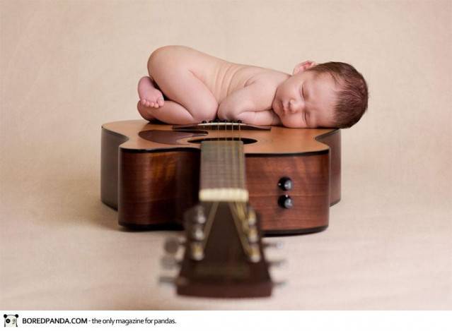 neonato dorme su chitarra