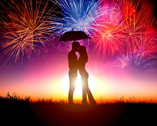 coppia che si bacia sotto l'ombrello