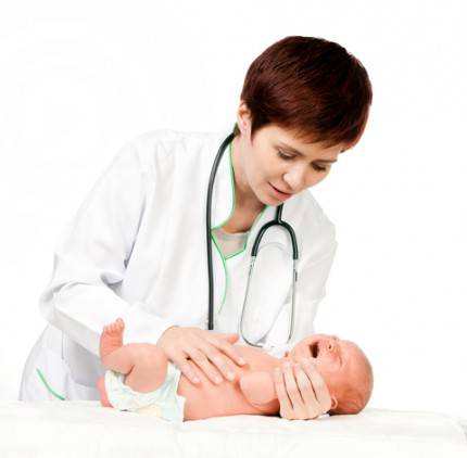 medico cura neonato