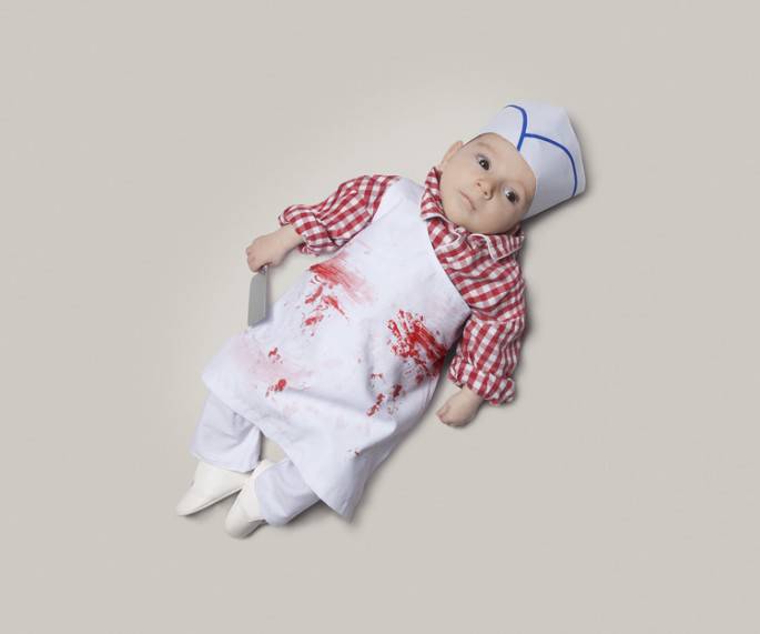neonato vestito da macellaio