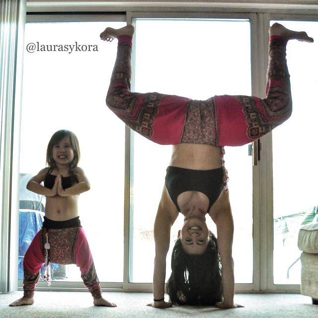 mamma e figlia praticano yoga