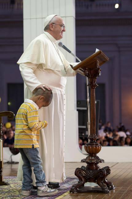 Papa Francesco alle prese con un bambino molto affettuoso