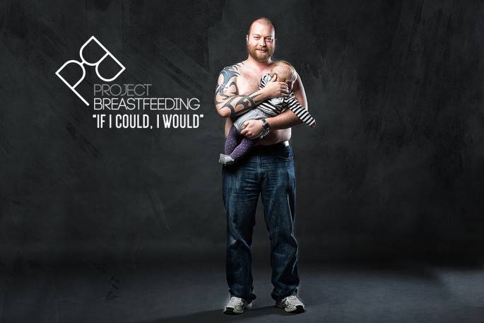 uomo con tatuaggi allatta