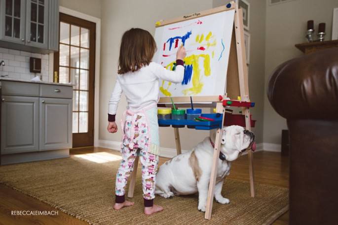 bimba dipinge con cane bulldog