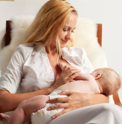 neonato e mamma allattamento al sen