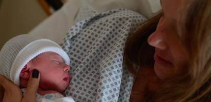 Claire Diaz Ortiz posa con la sua bambina appena nata 