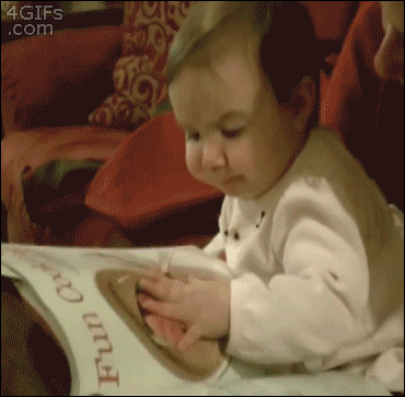 bambina prova a mangiare le caramelle disegnate su di un libro di illustrazioni