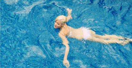 donna nuota in piscina