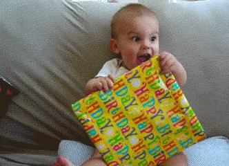 bambino con espressione entusiasmata per aver ricevuto un regalo 