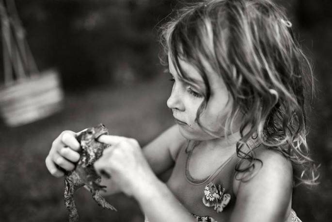 bambina gioca con rana
