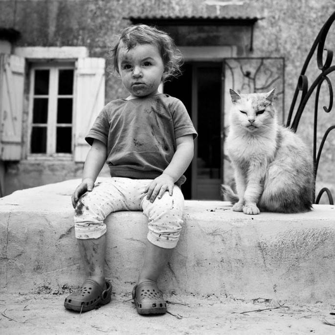 bambino seduto con gatto