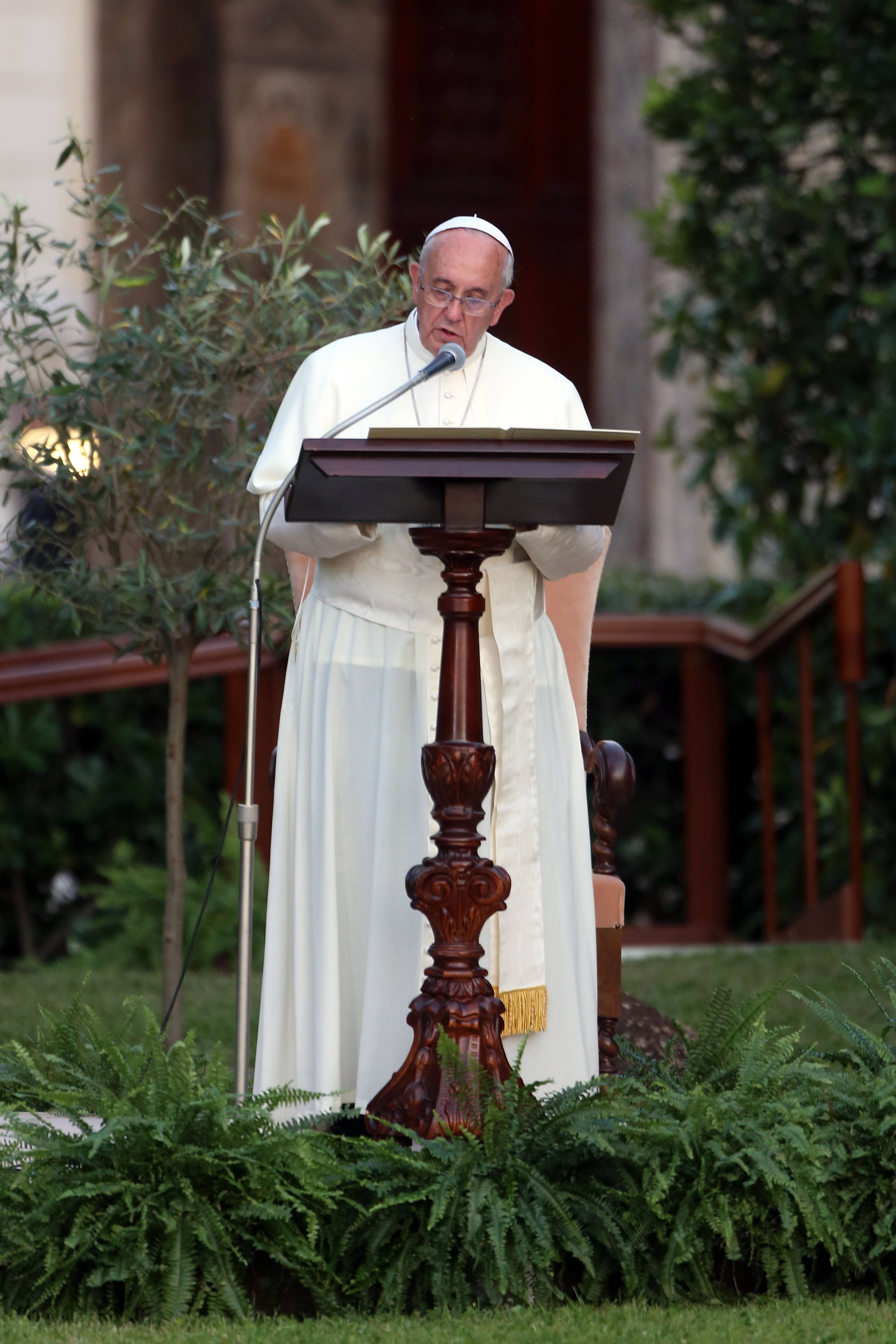 papa francesco durante l'invocazione