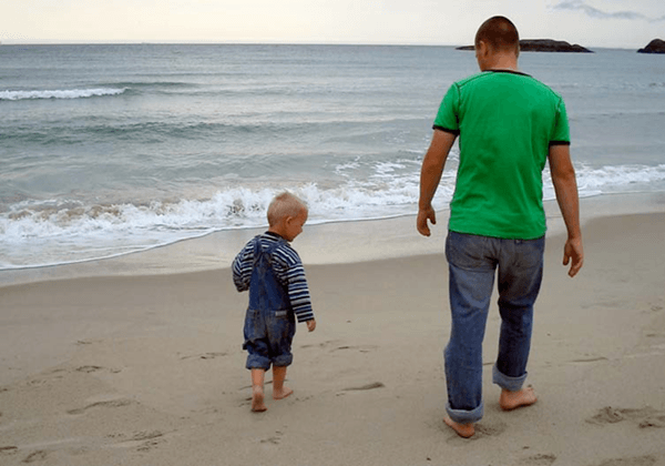 padre e figlio sulla spiaggia