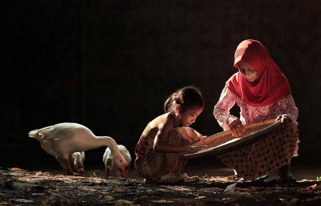 bimba aiuta mamma in indonesia