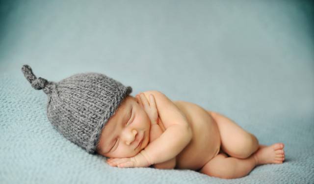neonato con cappello grigio