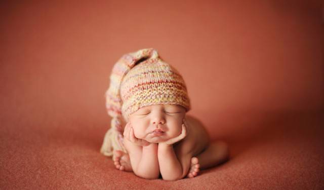 neonato con cappelino rosa