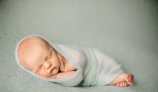 neonato dorme avvolto tela trasparente